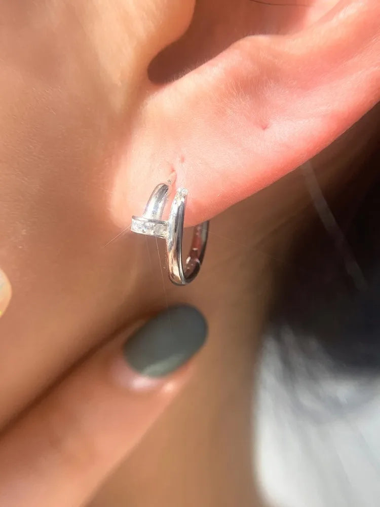 1 Pair Simple Ear Buckle for Women Fashion Copper Plated with Golded Design Hoop Earrings Fashion Jewelry Gifts.