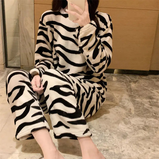 Zebra-gestreifter Korallensamt-Pyjama, Homewear-Anzug für Damen, Herbst und Winter, neuer Heimanzug, gepolsterte und verdickte warme Kleidung