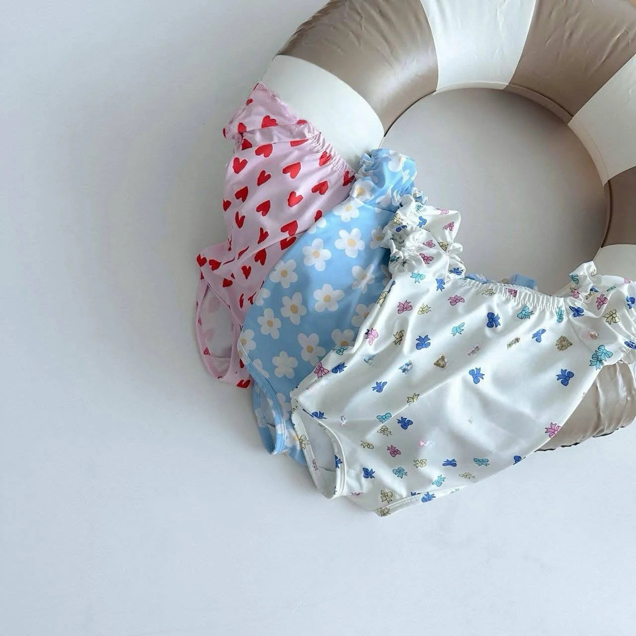 2025, Sommer Baby Badeanzug Koreanischen Stil INS Gedruckt Infant Ein Stück Overall Kleinkind Mädchen Schwimmen Body Mit Hut.