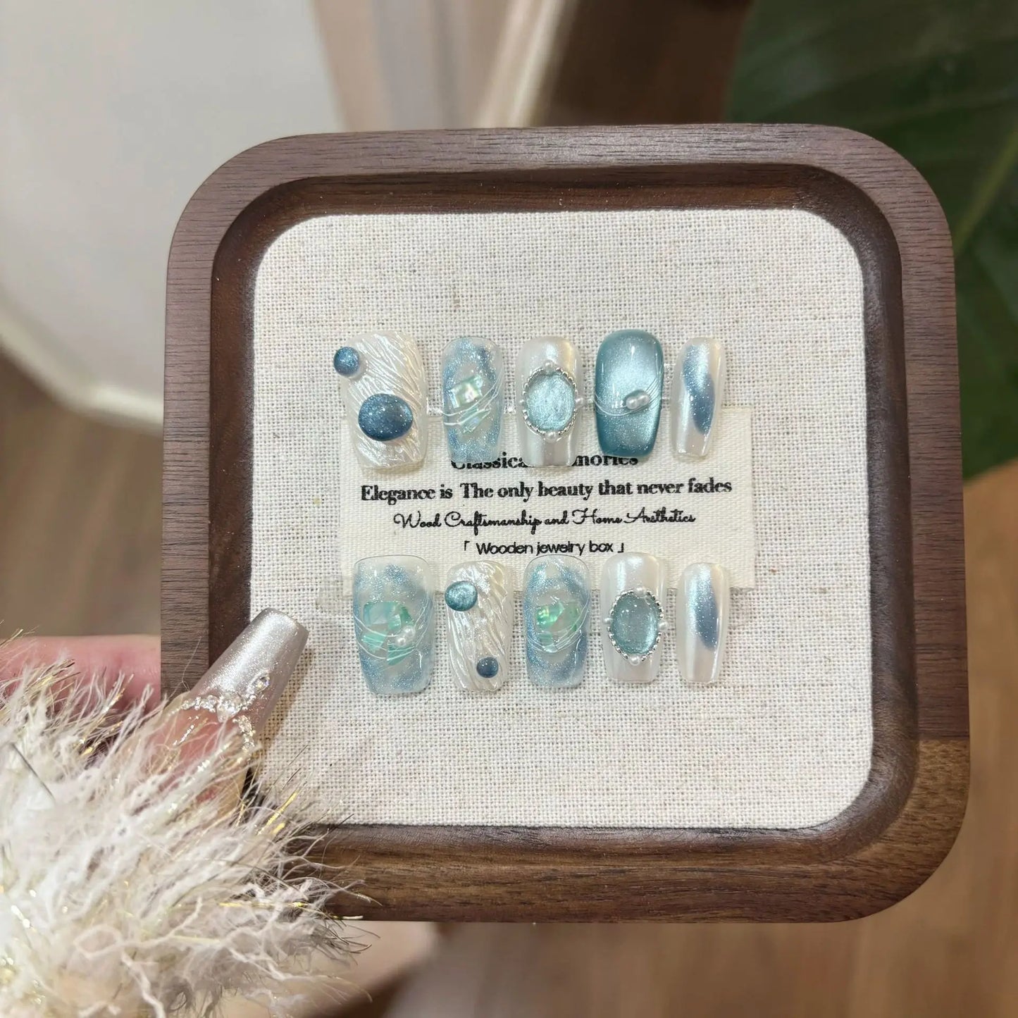 10pcs/set Handmade Press-On Nails - Blue Glossy Fish & Bubbles Design Short Oval Fake Nails with Cat Eye Effect False Nails.