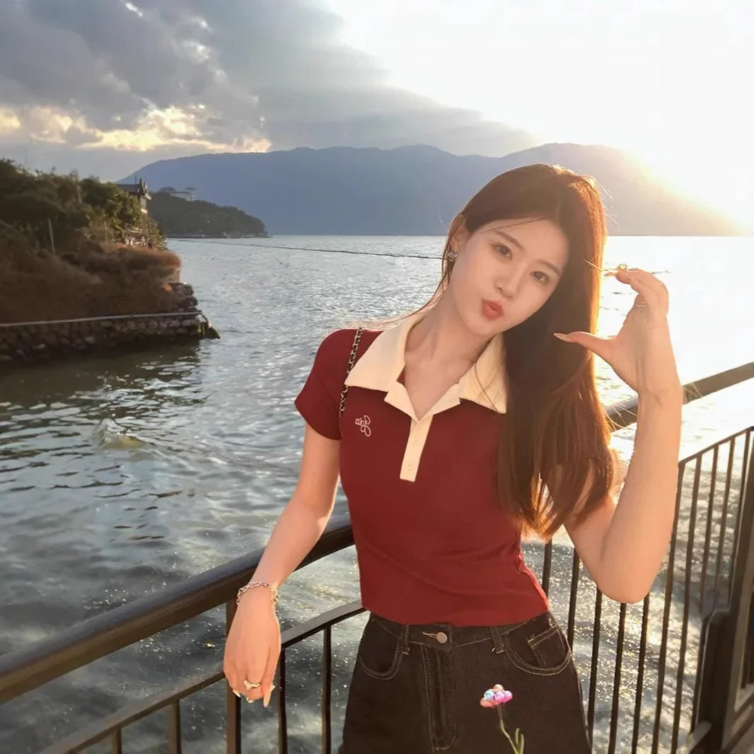 Women's Slim Fit Short Sleeve Polo Shirt Summer New Color Collision Design Red T-Shirt Top Fashionable Casual Business Wear.