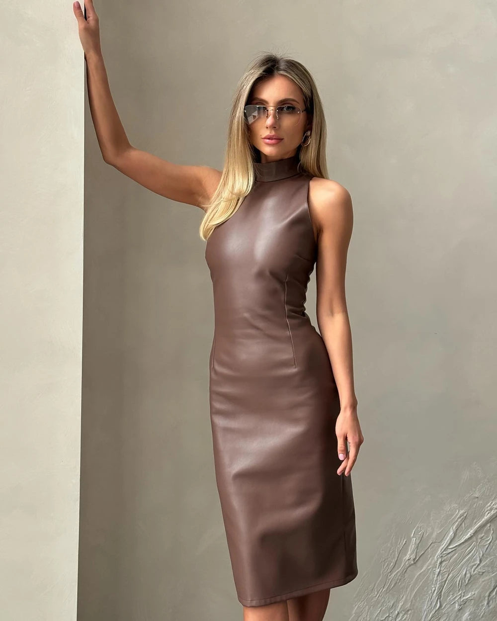 Europäischer und amerikanischer Stil, modisches PU-Leder, einfarbig, Spleißen, ärmellos, Stehkragen, schmale Passform, geteilte Hüfte.