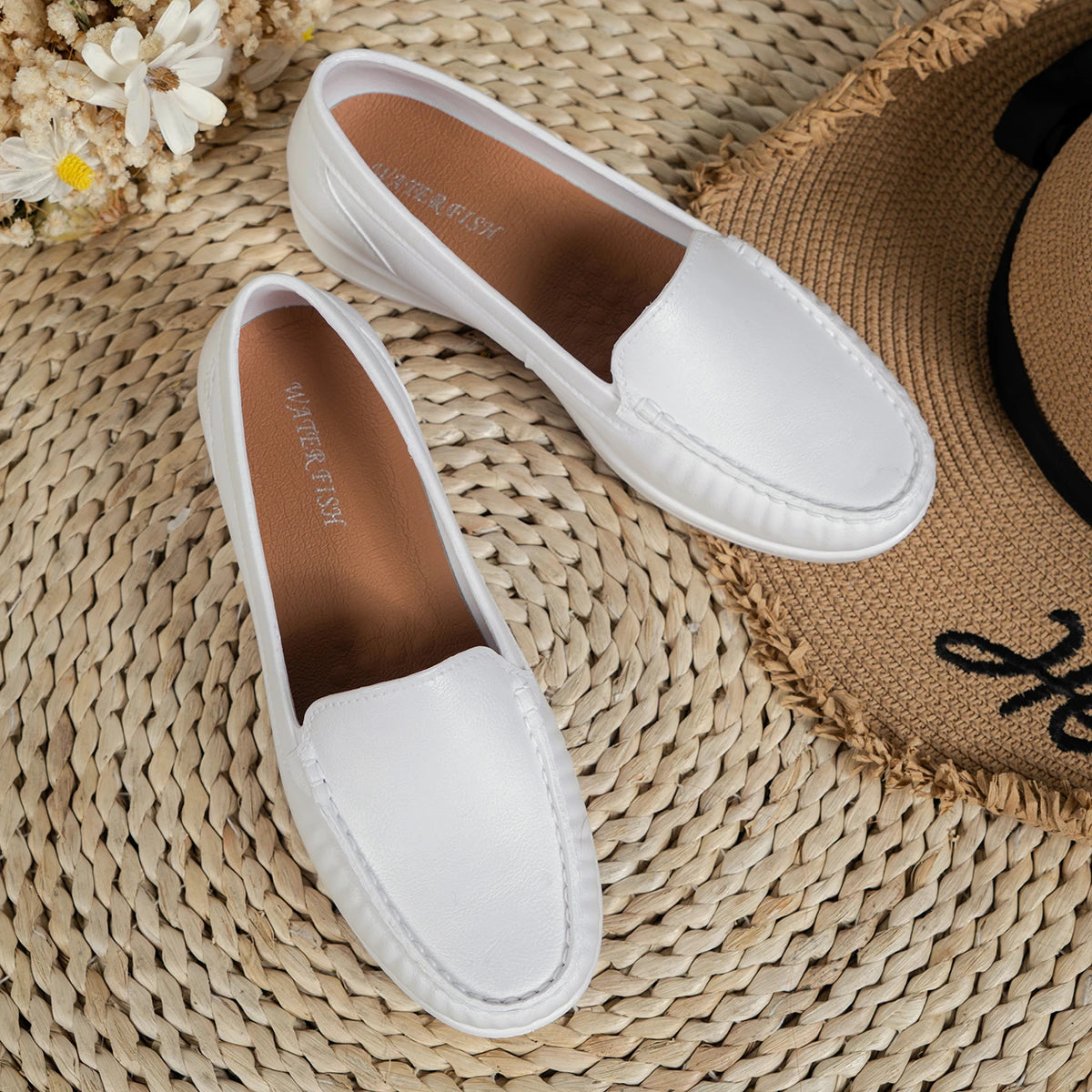 Autumn Nurse Shoes Women Comfortable Soft Sole Breathable Non-slip Flat Heel Thick Sole Work Small White Single Shoes.