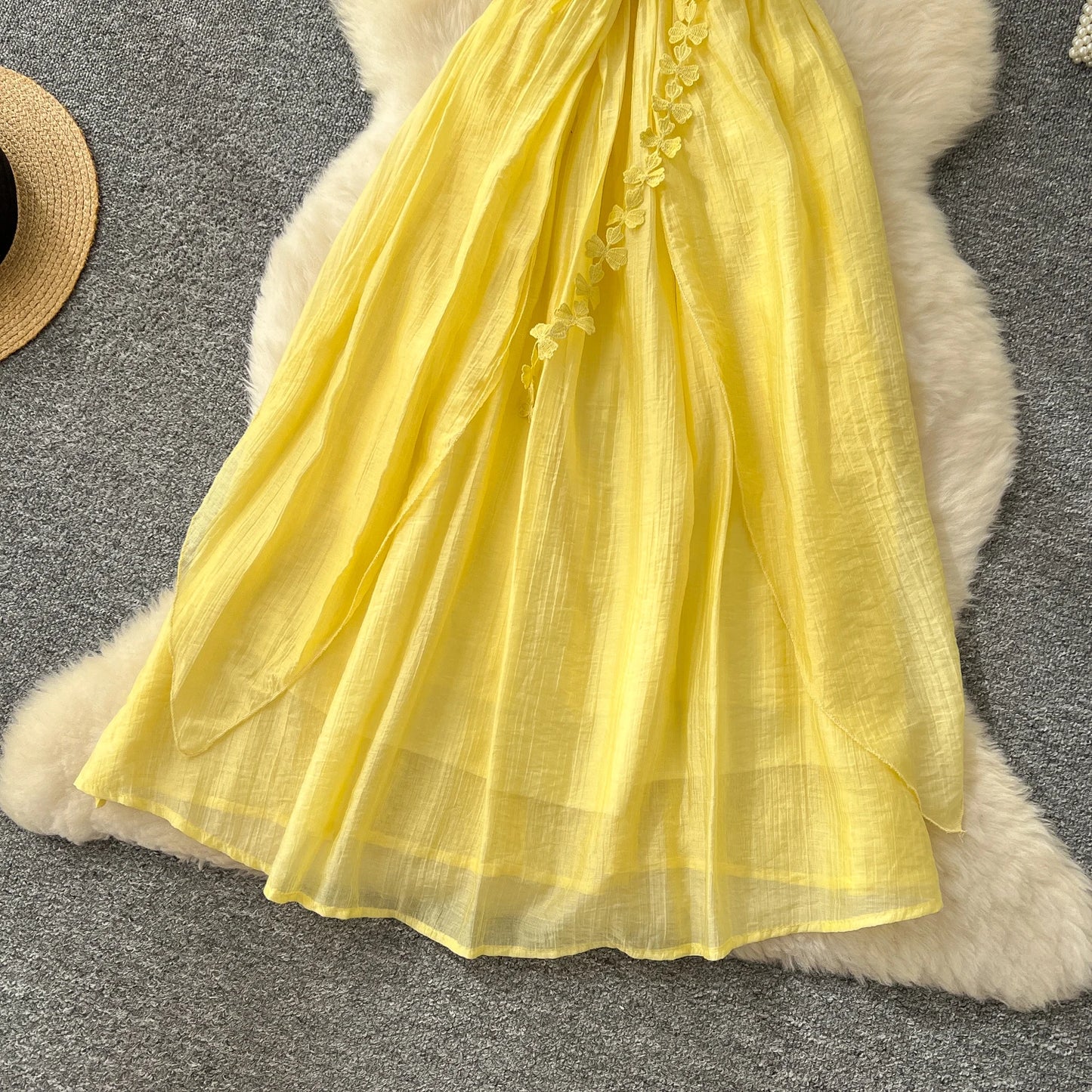 SINGREINY 2025, süßes Sommerkleid für Damen, Spaghettiträger, plissiert, 3D-Blumenmuster, schickes Sommerkleid, Fairycore, unregelmäßiges Kleid.
