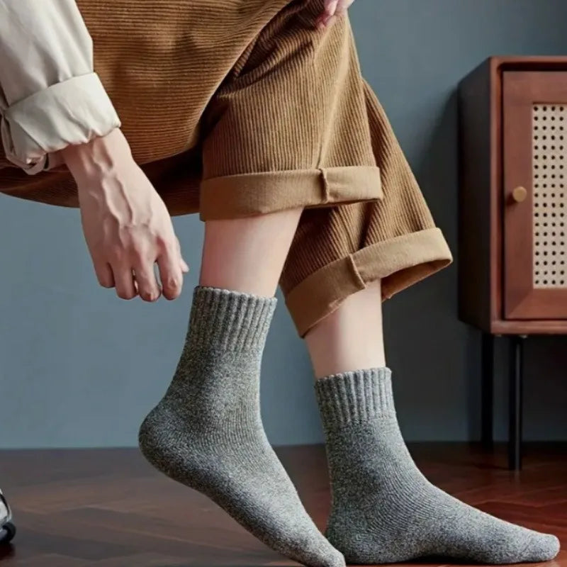 Men's thick warm towel socks 3 pairs of casual solid color mid-calf socks winter men's socks.