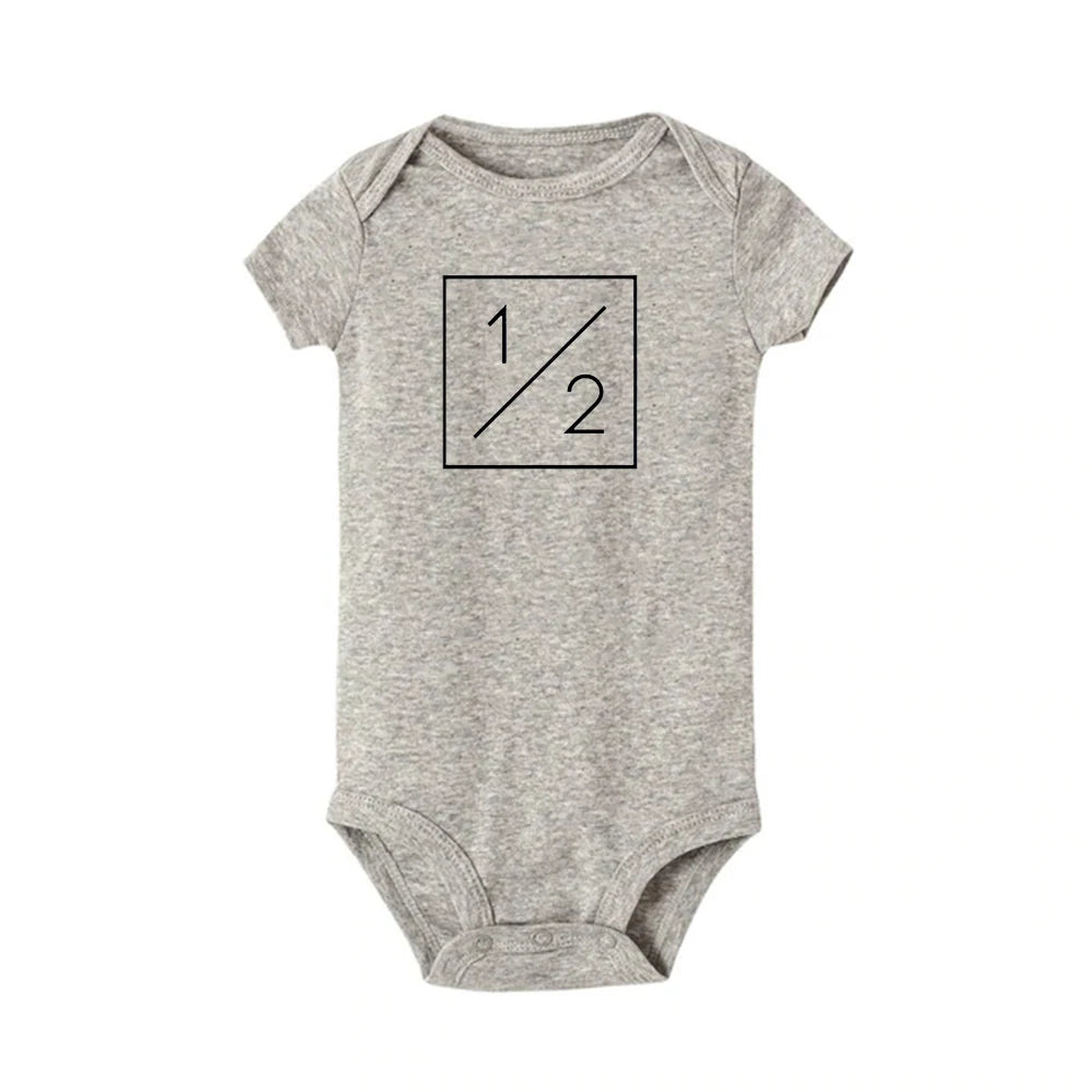 Ein halber Geburtstags-Body. Halbes Geburtstags-Shirt, 1/2 halber Geburtstags-Einteiler, halbe Geburtstags-Outfits für Jungen, geschlechtsneutrales Baby-Geschenk.