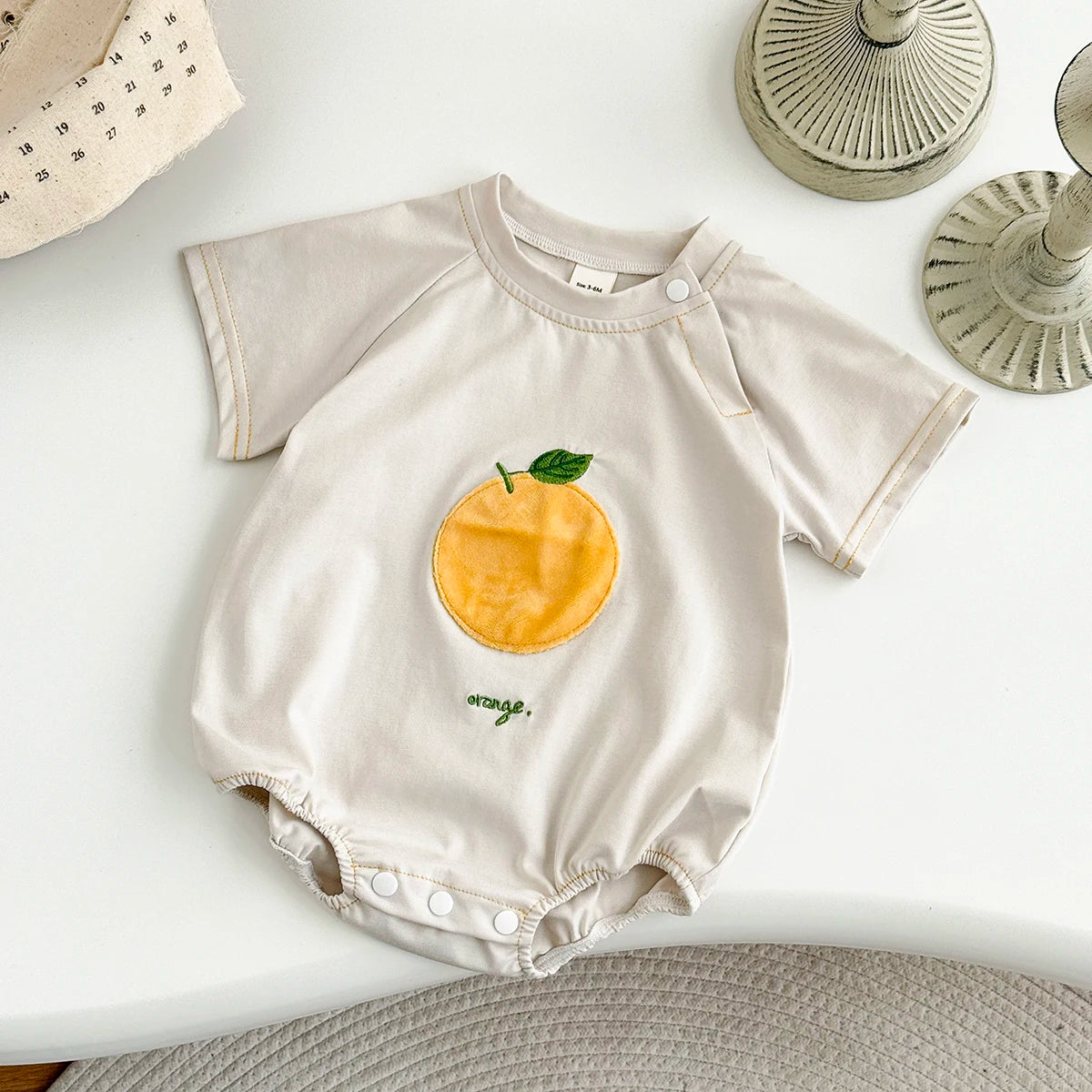 INS Sommer Neue Baby Body Neugeborenen Kleidung Jungen Mädchen Baumwolle Dreieck Strampler Plüsch brief Kurzarm Infant 0-18M.