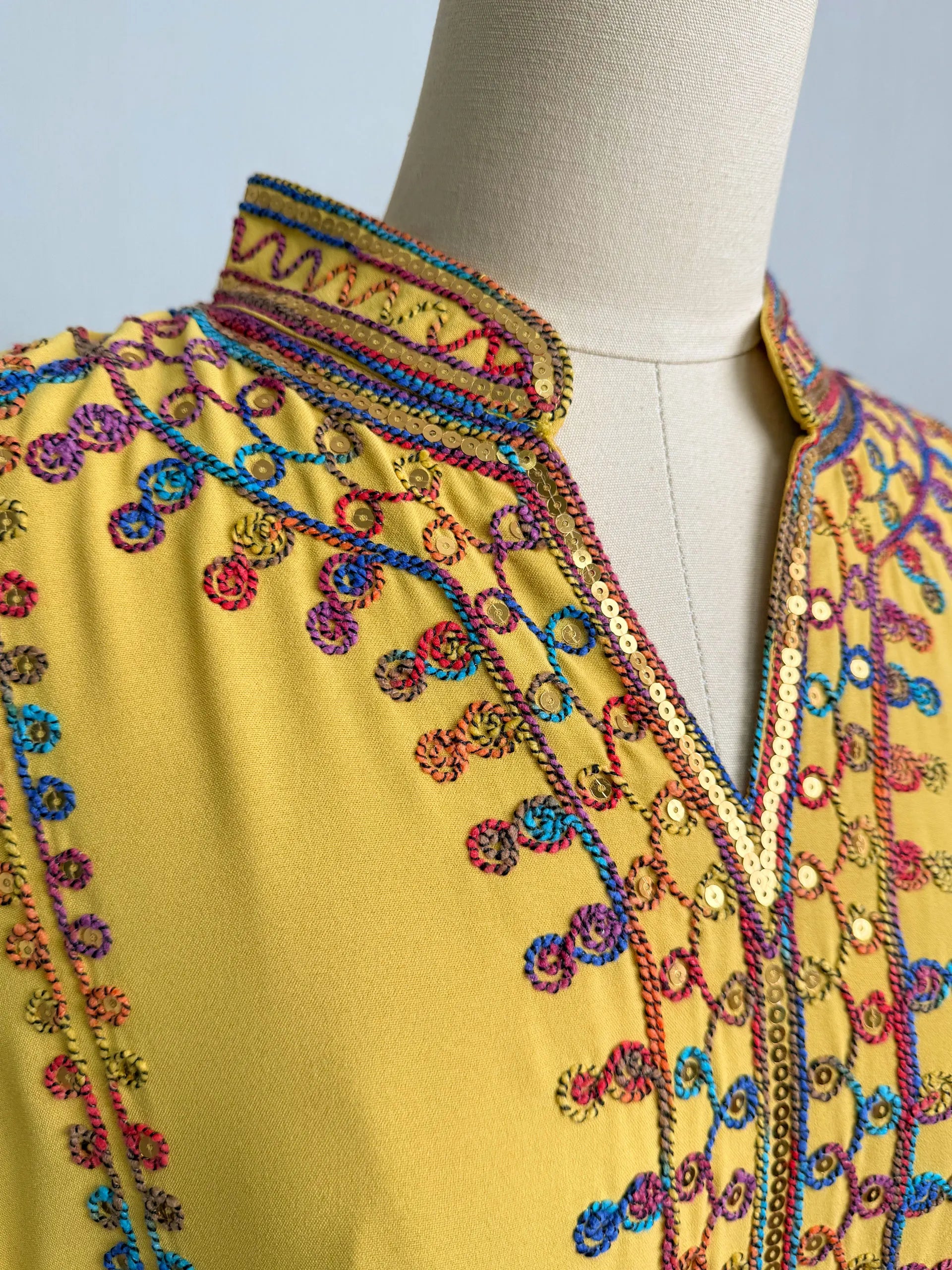 Dubai 2025 Hot Sell Moroccan Islam Women Style Yellow Abaya Intricate Hand Embroidered Patterns for Arabian Cultural Gatherings.