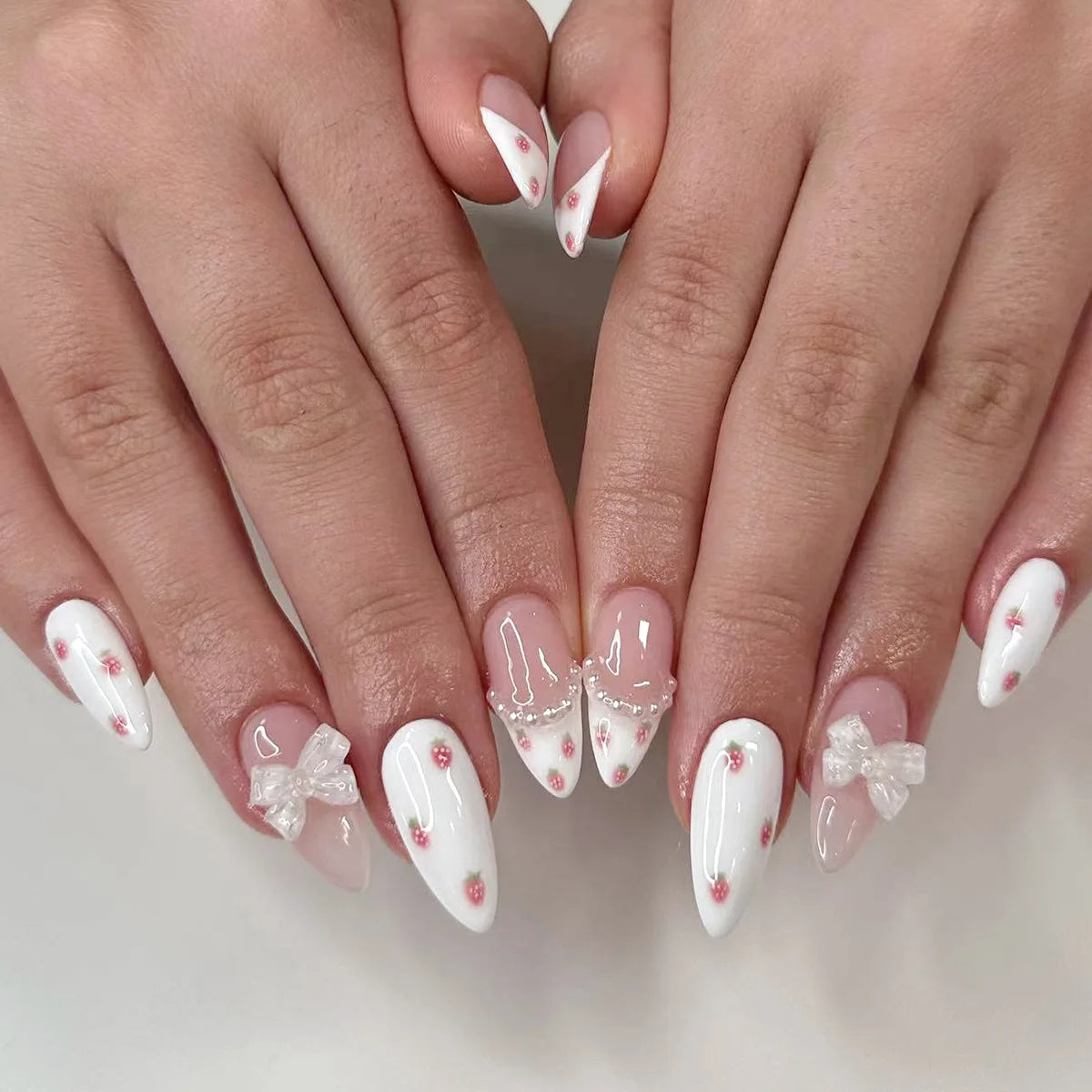 24Pcs Almond False Nails Cute Strawberries with French Design Simple White Wearable Fake Nails Decoration Press on Nail Tips Art.