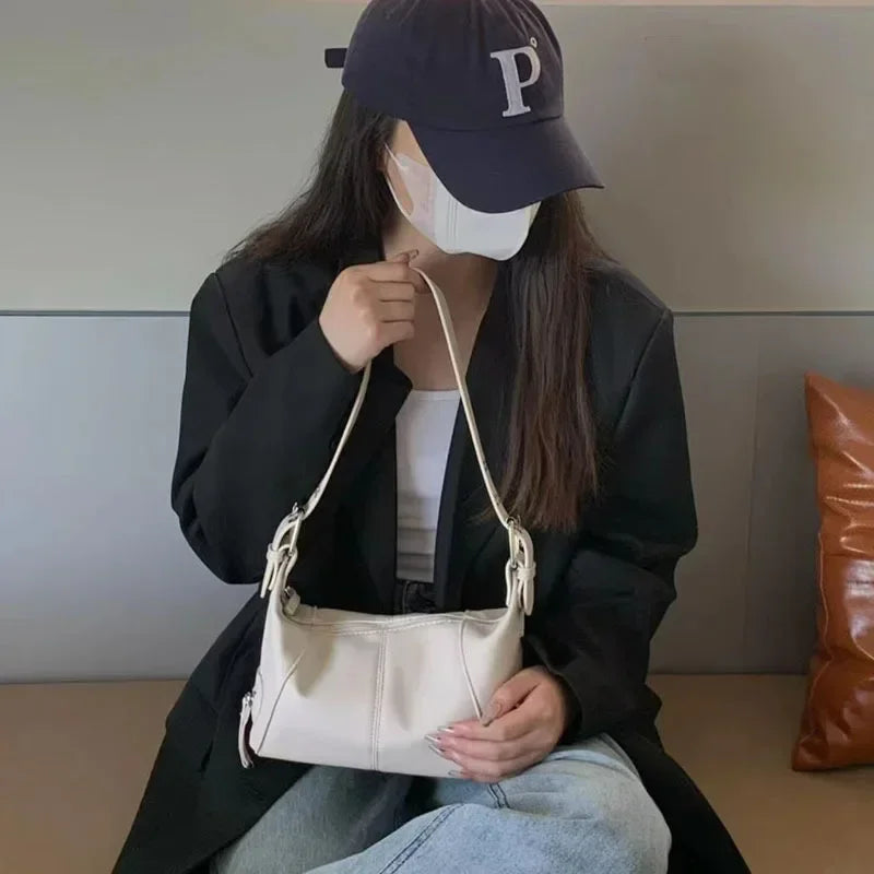 Underarm bag cool pull girl niche design shoulder bag retro leather zipper handbag.