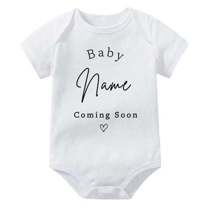 Personalisierter Baby-Body zur Schwangerschaftsankündigung, individueller Baby-Name, der bald kommt, Strampler aus Baumwolle, personalisierter Kleinkind-Overall.