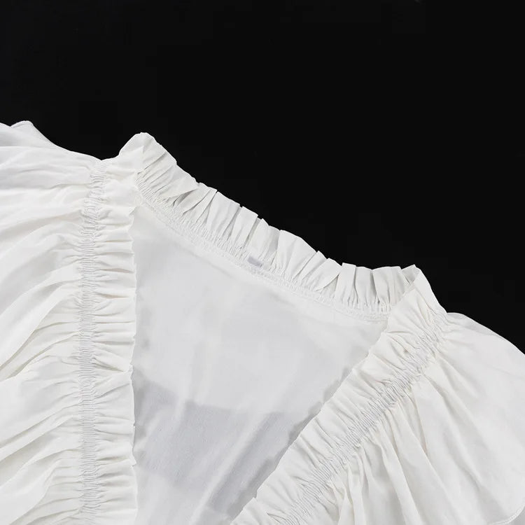 Glänzendes gekräuseltes weißes Mini kleid mit V-Ausschnitt, weibliches Patchwork, langärmliges, elegantes Verband-Mode kleid, hoch tailliertes Schnür kleid für Frauen