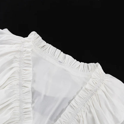 Glänzendes gekräuseltes weißes Mini kleid mit V-Ausschnitt, weibliches Patchwork, langärmliges, elegantes Verband-Mode kleid, hoch tailliertes Schnür kleid für Frauen