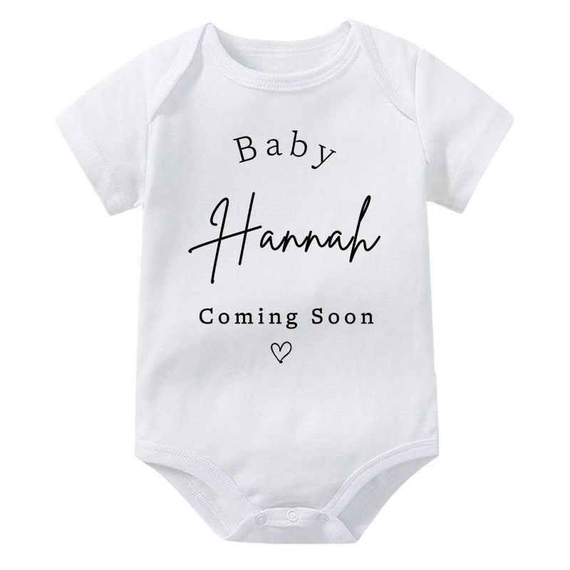 Personalisierter Baby-Body zur Schwangerschaftsankündigung, individueller Baby-Name, der bald kommt, Strampler aus Baumwolle, personalisierter Kleinkind-Overall.