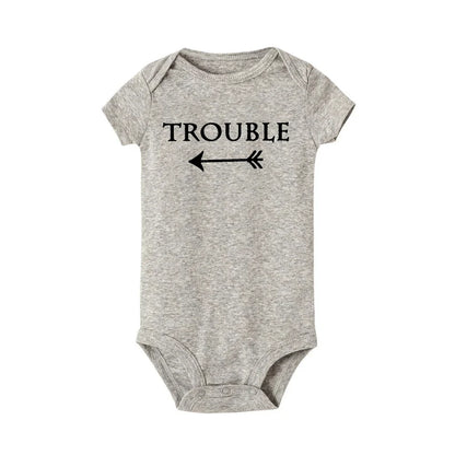Neugeborenen Baby Bodys Doppel Ärger Twin Kinder Unisex Kurzarm Strampler Playsuits Outfits Jungen Mädchen Geboren Krabbeln Kleidung.
