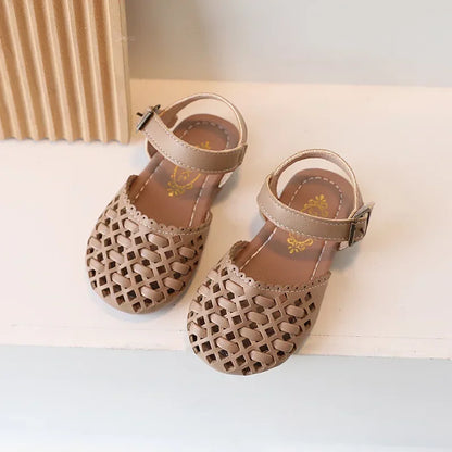 Children's Toes Capped Sandals Girl's Knitted Hollow Princess Shoes 2024 Summer New Anti Kick Soft Sole Casual Walking Shoes.