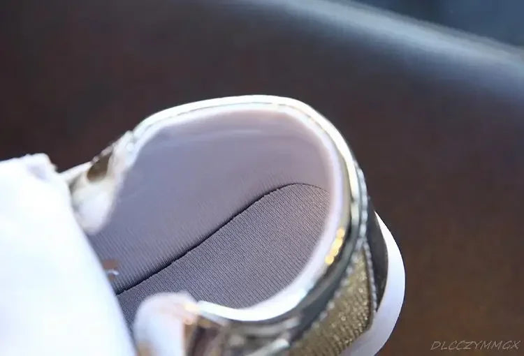 New Children Luminous Shoes Boys Girls Sport Running Shoes Baby Flashing Lights Fashion Sneakers Toddler Little Kid LED Sneakers