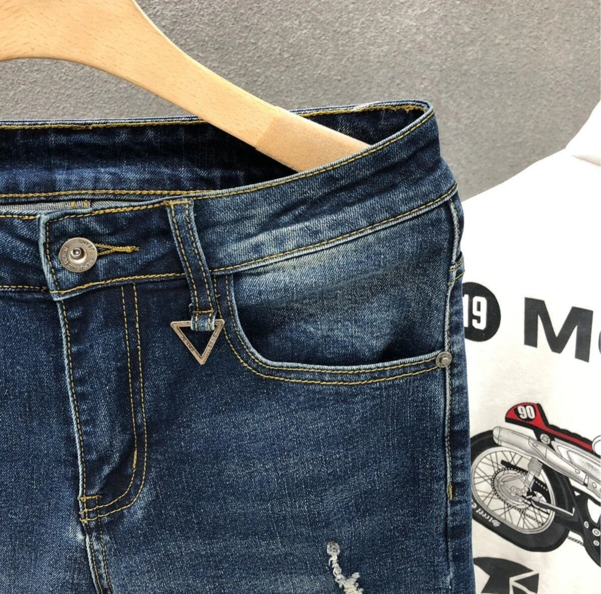 Cropped Jeans for Men Ripped Trousers Broken Korean Fashion Torn Kpop Stacked Trend 2025 Cheap Style with Holes Man Cowboy Pants.