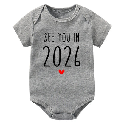 Wir sehen uns im Jahr 2026 Schwangerschaftsankündigung Baby Strampler Baumwolle Kleinkind Overall Sommer Kurzarm Neugeborene Jungen Mädchen Body