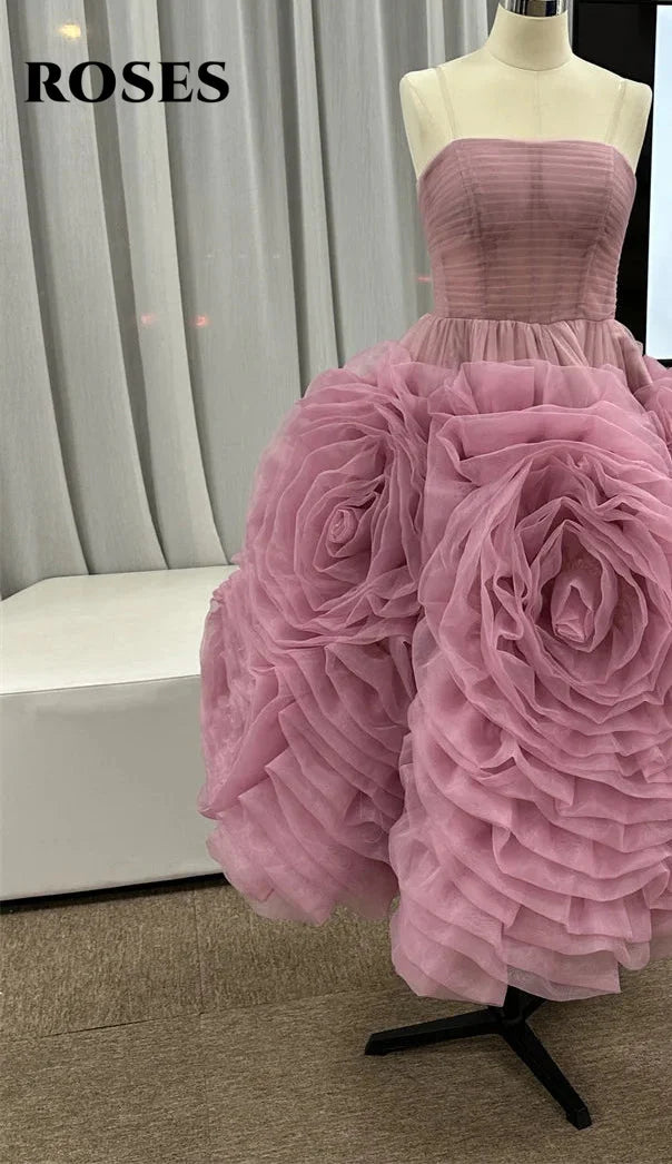 ROSES Lila Elegantes, wunderschönes Ballkleid, trägerloses formelles Tüllkleid mit Falten, gestuftes A-Linien-Abendkleid von Sezuza), maßgeschneidert.