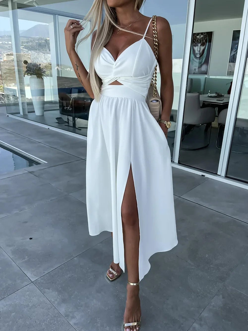 Damenbekleidung im neuen Stil von Amazon, Tank-V-Ausschnitt, großes Swoop-Kleid, schlank, dass Sie Ihre Silhouette glättet, mittellanges Kleid mit offenem Rücken