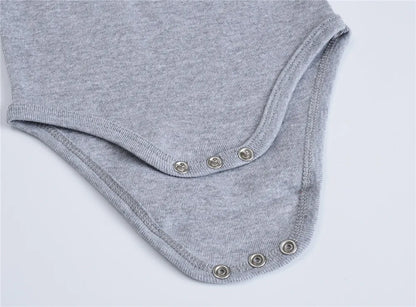 2025 Sommer Unisex Baby Body 0-24 Monate Kurzarm 100 % Baumwolle Weiß Schwarz Grau Design Säuglingskleidung