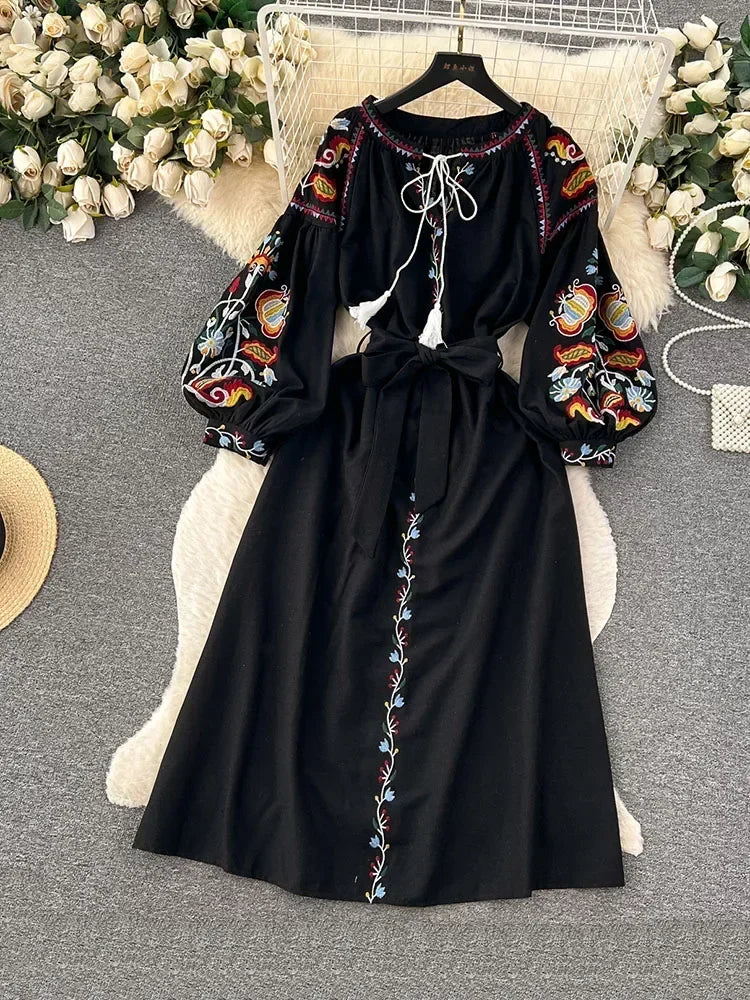 Frauen Frühling Herbst Kleid Vintage Ethnischen Stil Laterne Langarm Bestickt Rundhals Schlank A-linie Baumwolle Leinen Kleid D4930.