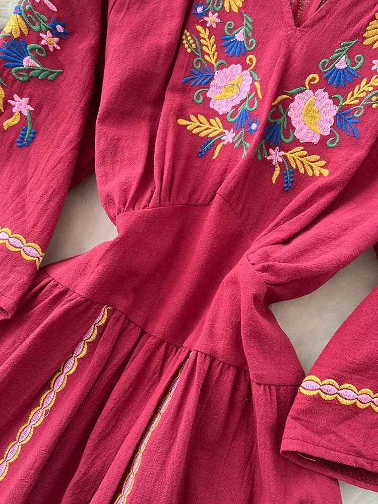 Sommer Freizeit Urlaub Langes Kleid für Frauen Neue Retro Ethnischen Stil Bestickt V-ausschnitt Ausgestellte Ärmel Taille Cinched Kleid D27.