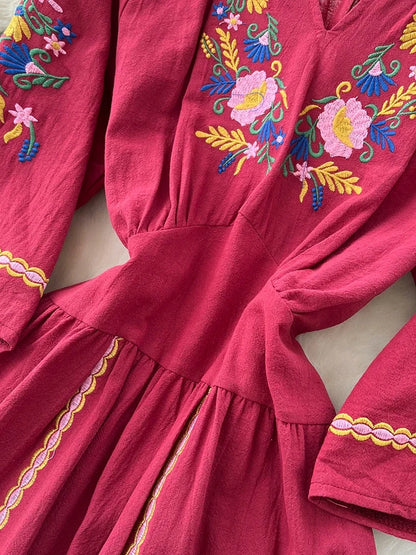 Sommer Freizeit Urlaub Langes Kleid für Frauen Neue Retro Ethnischen Stil Bestickt V-ausschnitt Ausgestellte Ärmel Taille Cinched Kleid D27.