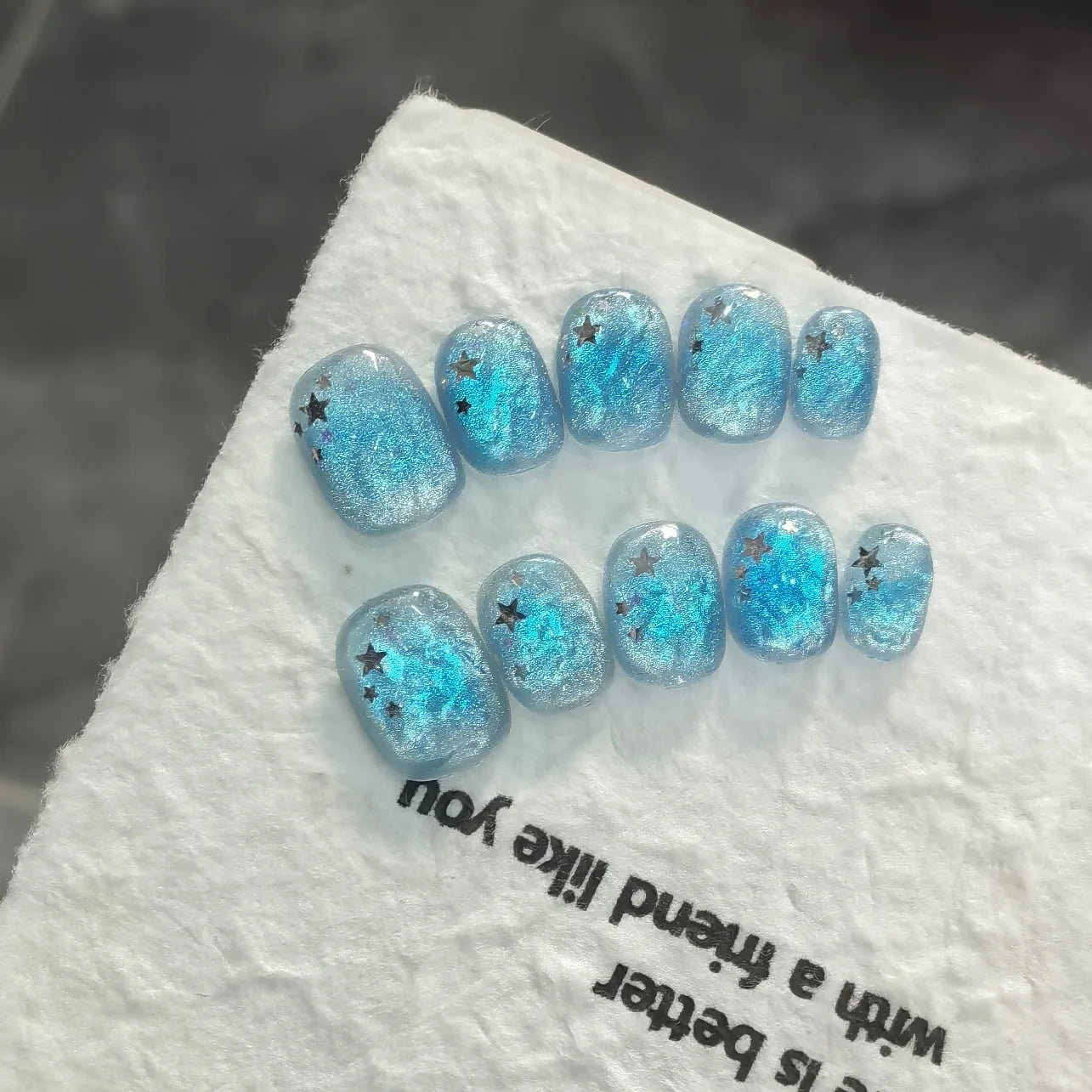 10pcs/set Handmade Press-On Nails - Blue Glossy Fish & Bubbles Design Short Oval Fake Nails with Cat Eye Effect False Nails.