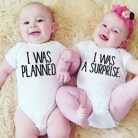 Zwillinge Baby-Body „I Was Planned and I Was A Surprise“ Neugeborenes Kleinkind-Overall Jungen Mädchen Lustige Baby-Outfits Kleinkind-Dusche-Geschenk