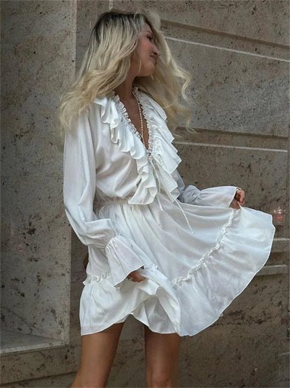 Glänzendes gekräuseltes weißes Mini kleid mit V-Ausschnitt, weibliches Patchwork, langärmliges, elegantes Verband-Mode kleid, hoch tailliertes Schnür kleid für Frauen