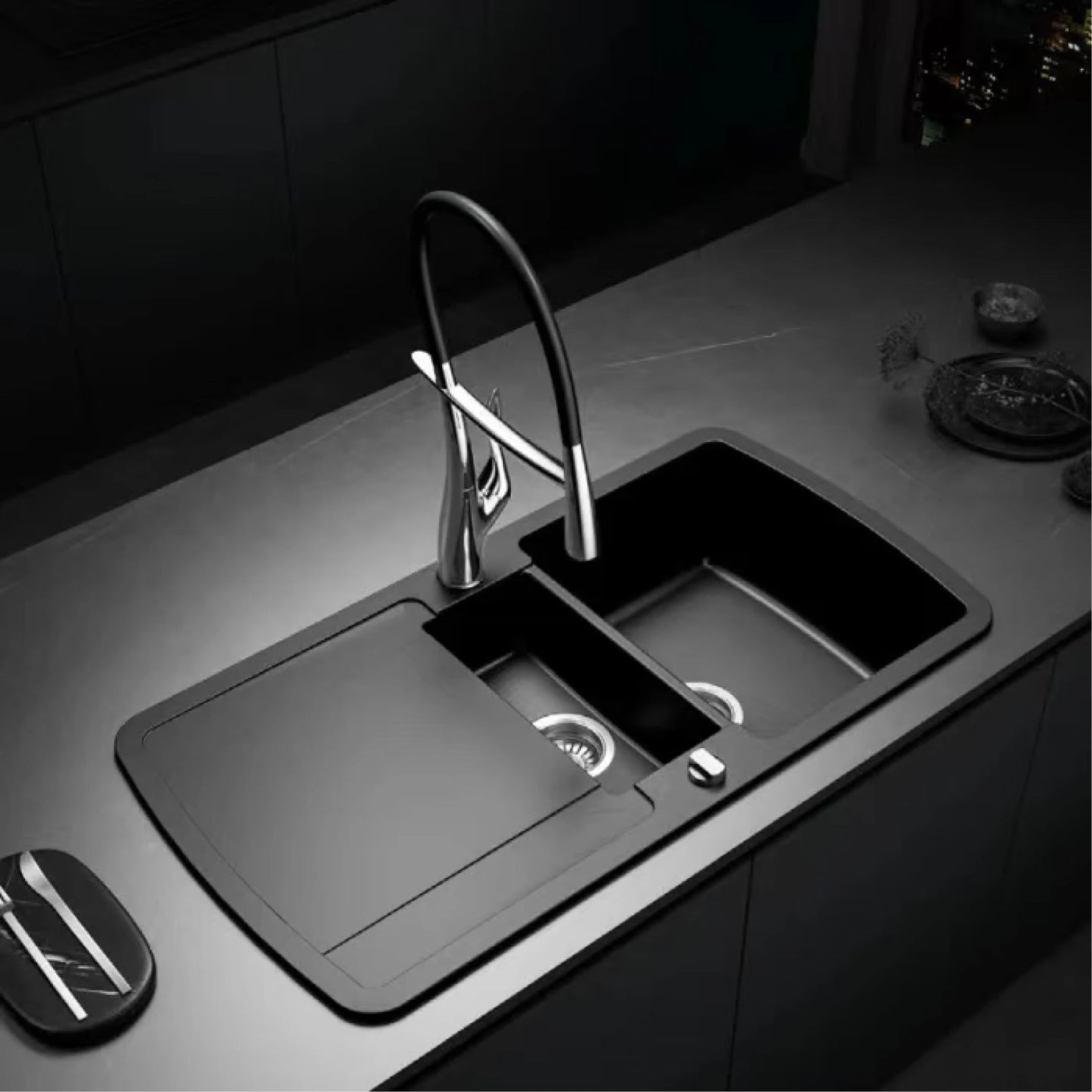 Moderner Luxus-Küchenarmatur aus schwarzem Messing, ausziehbares magnetisches Saugdesign, Einhebelmischer für heißes und kaltes Wasser mit 2 Funktionen