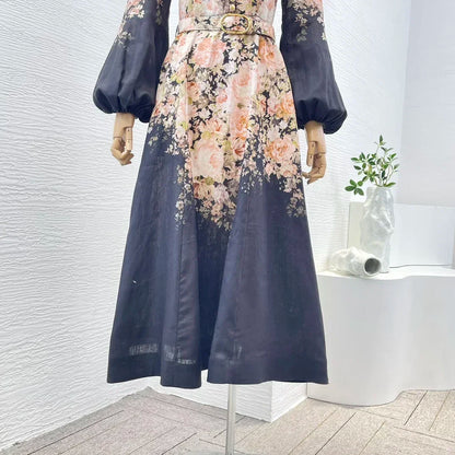 Schwarzes Leinen-Midikleid mit Rokoko-Blumendruck, langen Ärmeln und hoher Taille