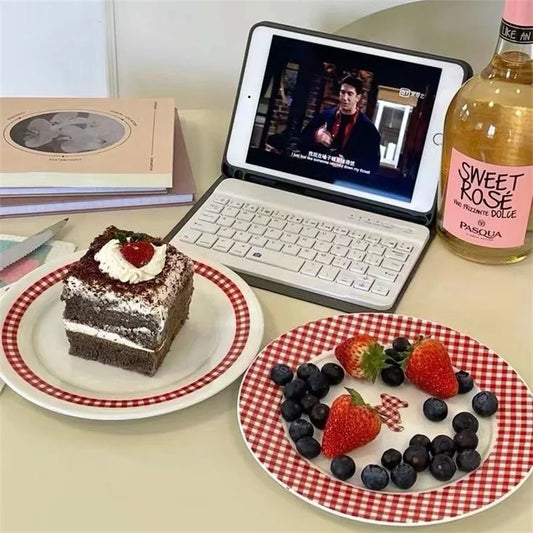 INS High Beauty Plate Vintage French Red Checkered Bear Plate Cute Ceramic Round Plate Dessert Breakfast Creative Dish Circular.