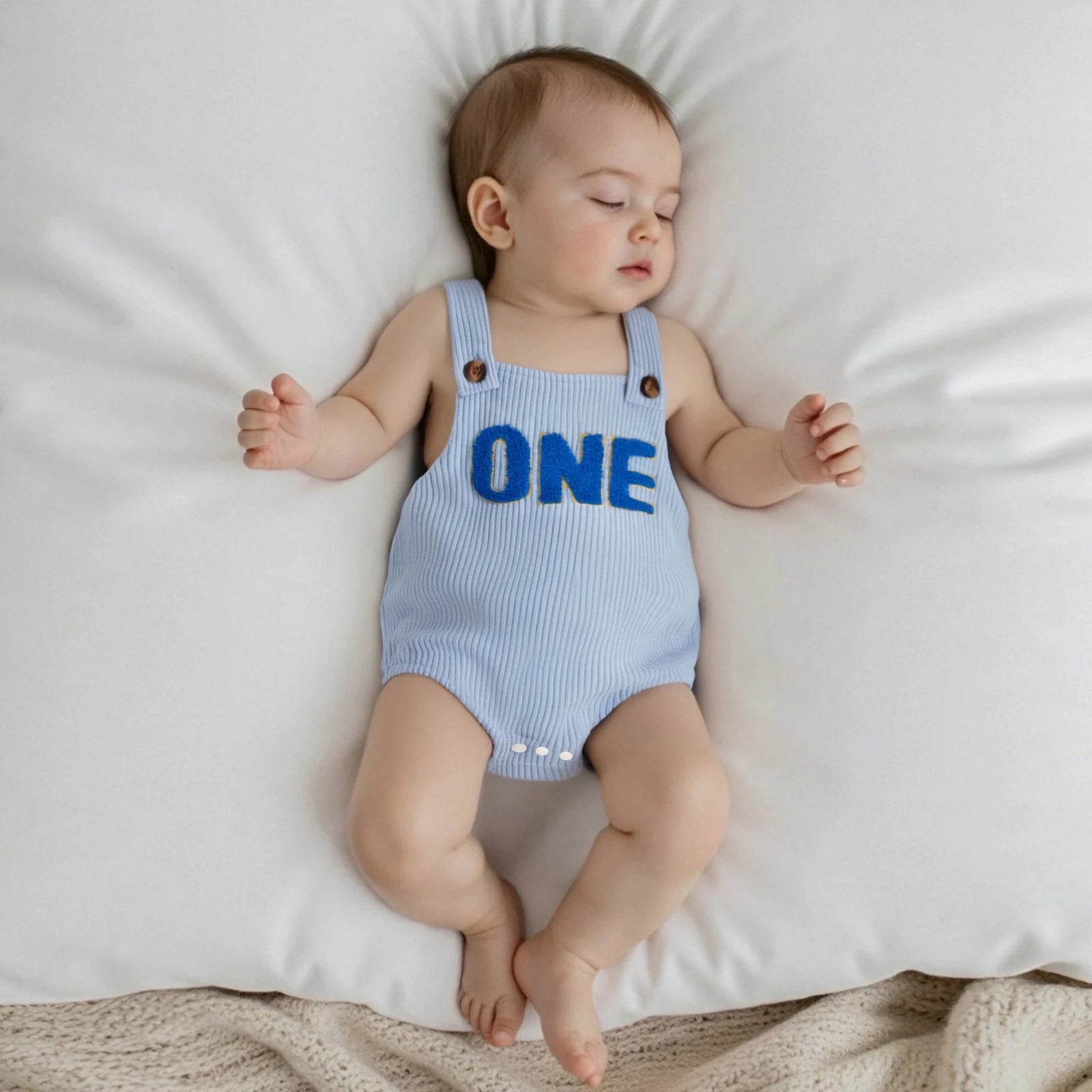 Baby-Overall, ärmellos, quadratischer Ausschnitt, Buchstaben-Stickerei, Strampler für Neugeborene, einjähriges Outfit für Jungen und Mädchen.