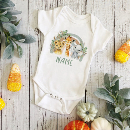 Personal isierte Baby Bodysuit Regenbogen Tier mit Namen Säugling Overalls Neugeborenen Wild One Outfits Stram pler Baby Geburtstag Dusche Geschenke.