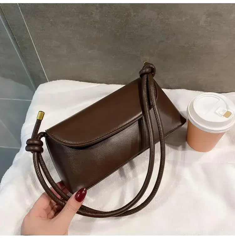 Internet celebrity retro small bag for women in autumn and winter, new trendy crossbody bag, fashionable one shoulder small bag.