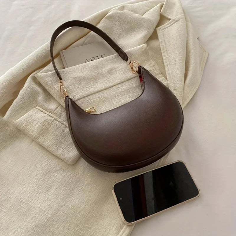 New Fashionable High-end Moon-shaped Baseball Bag, Showing Luxury, Women's Single Shoulder Bag.