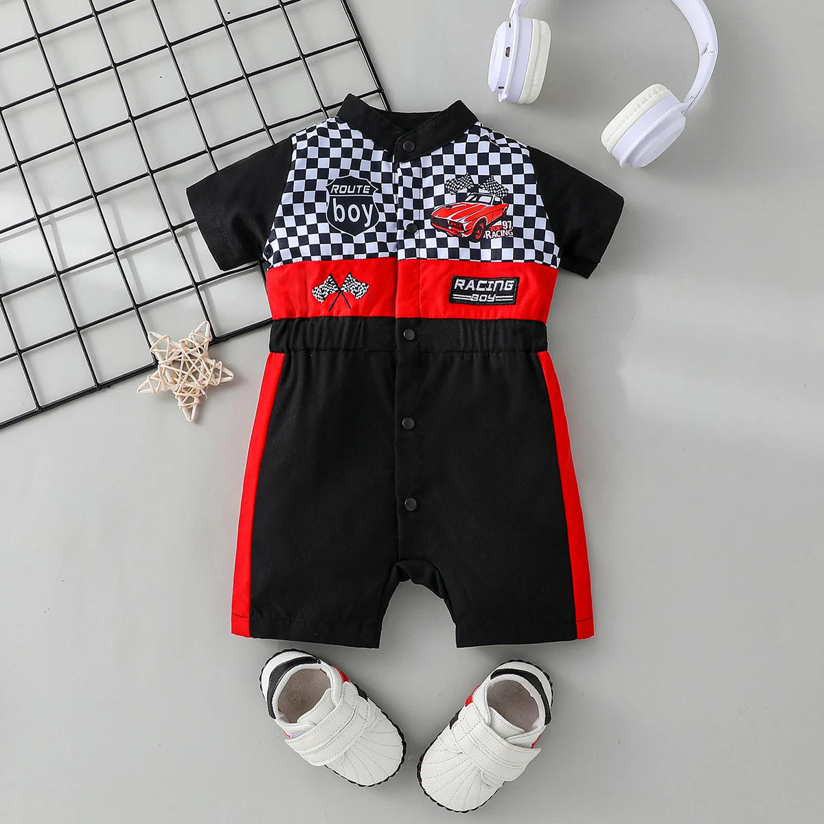 Styling-Anzug für Neugeborene, Mini-Racer-Outfit mit gesticktem Stehkragen und Denim-Overall mit Reißverschluss.