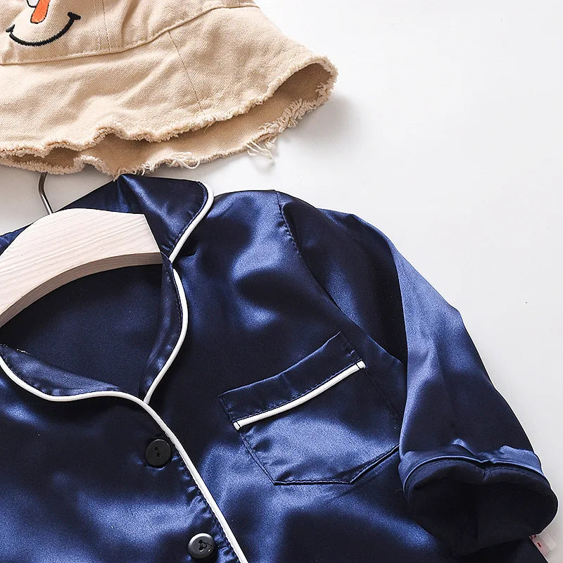 Koreanische Version des Kinder-Pyjama-Sets aus Seidensatin mit langen Ärmeln und Hose, zweiteiliges einfarbiges Cartoon-Set für männliche Babys.