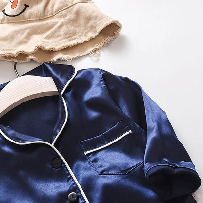 Koreanische Version des Kinder-Pyjama-Sets aus Seidensatin mit langen Ärmeln und Hose, zweiteiliges einfarbiges Cartoon-Set für männliche Babys.
