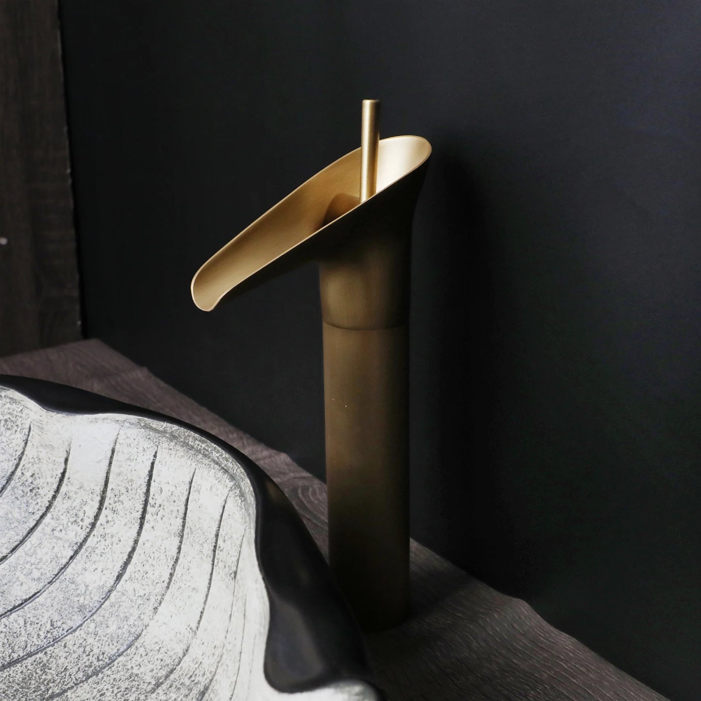 KEMAIDI Art Keramik-Badezimmerwaschbecken-Set, Waschbecken im Blatt-Stil mit Wasserfall, Antik-Messing-Wasserhahn und Abfluss, hochwertige Waschbecken aus Porzellan