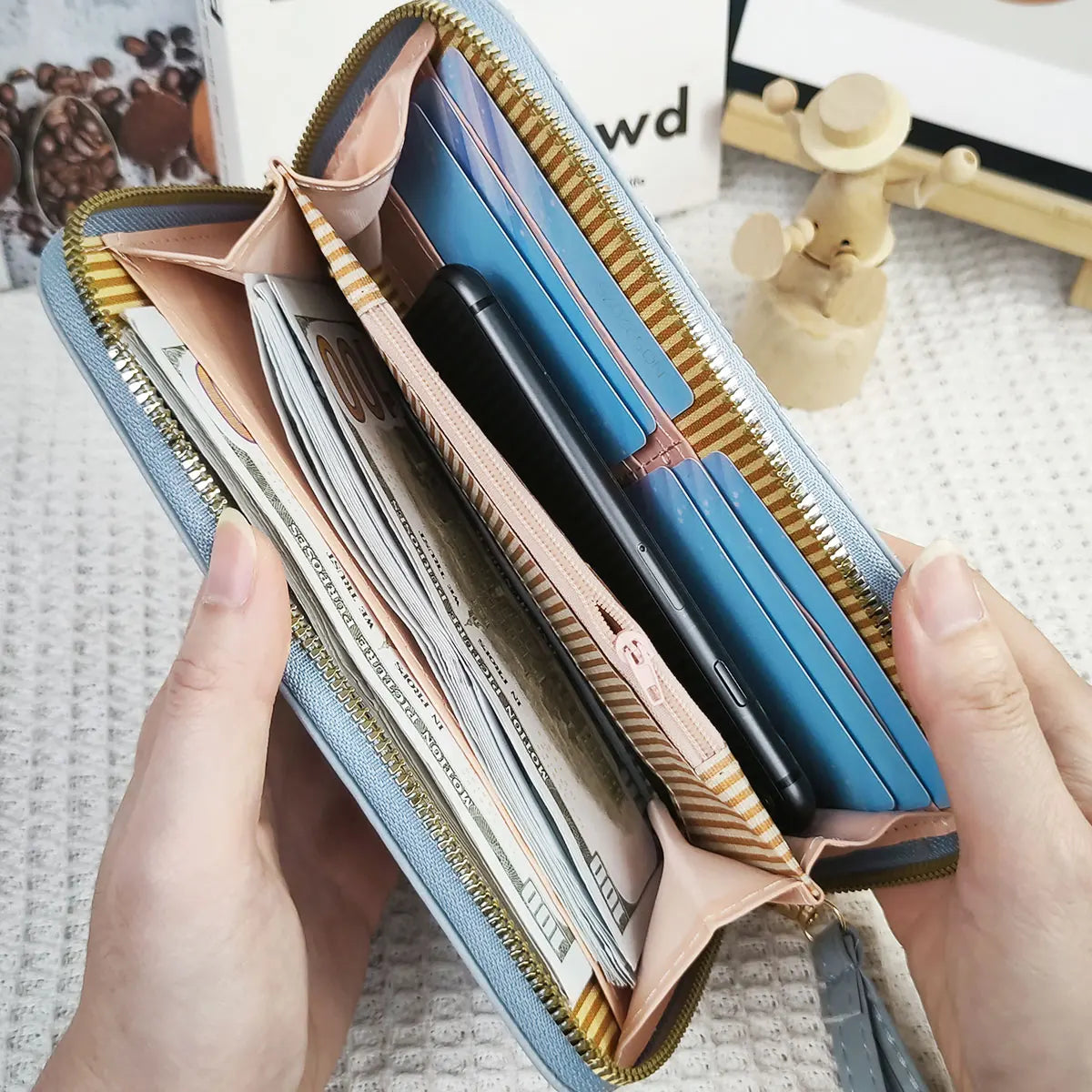 Women's wallet long letter embroidered women's long zipper versatile wallet large capacity mobile wallet.