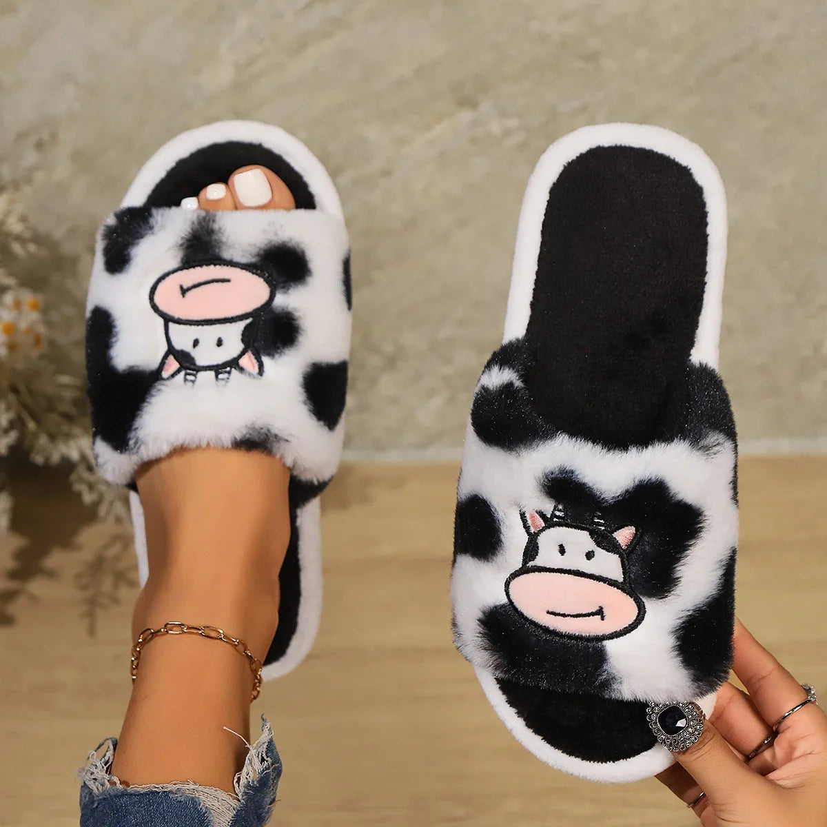 Smile PoP Cute Women Slippers Indoor Fuzzy Women House Slippers Classic Cartoon Casual Home Shoes Warm Bedroom  Animals Shoes.