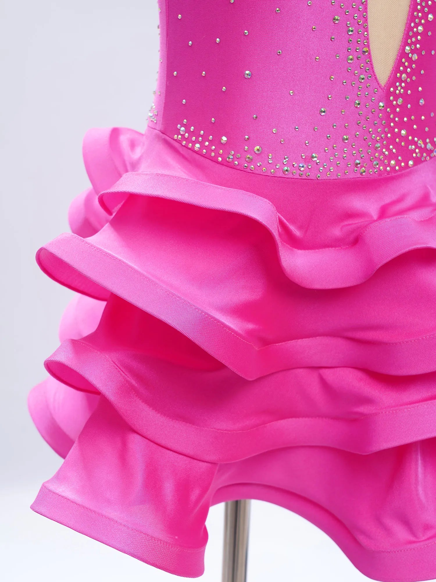 Eiskunstlauf-Kostüm für Teenager-Mädchen, lateinamerikanischer Tanz, Cha-Cha, Tango, Performance-Tanzbekleidung, ärmelloses, gestuftes Kleid mit Strasssteinen.