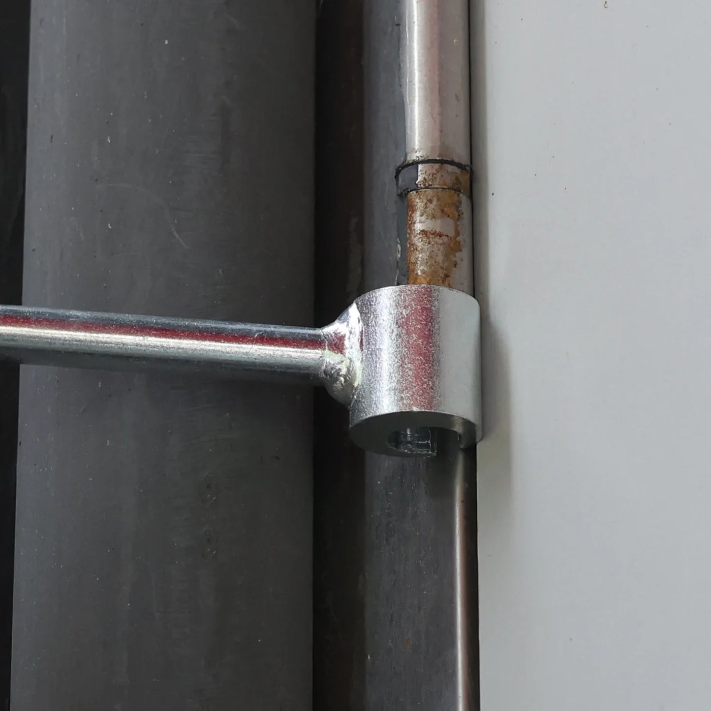 Doppelseitiges Scharnier-Einstellwerkzeug Reparaturschlüssel für Türen Schränke Möbel Haushalt mit Rundbolzen langlebige praktische Handwerkzeuge ideal für Zuhause Werkstatt zeitsparend multifunktional und robust