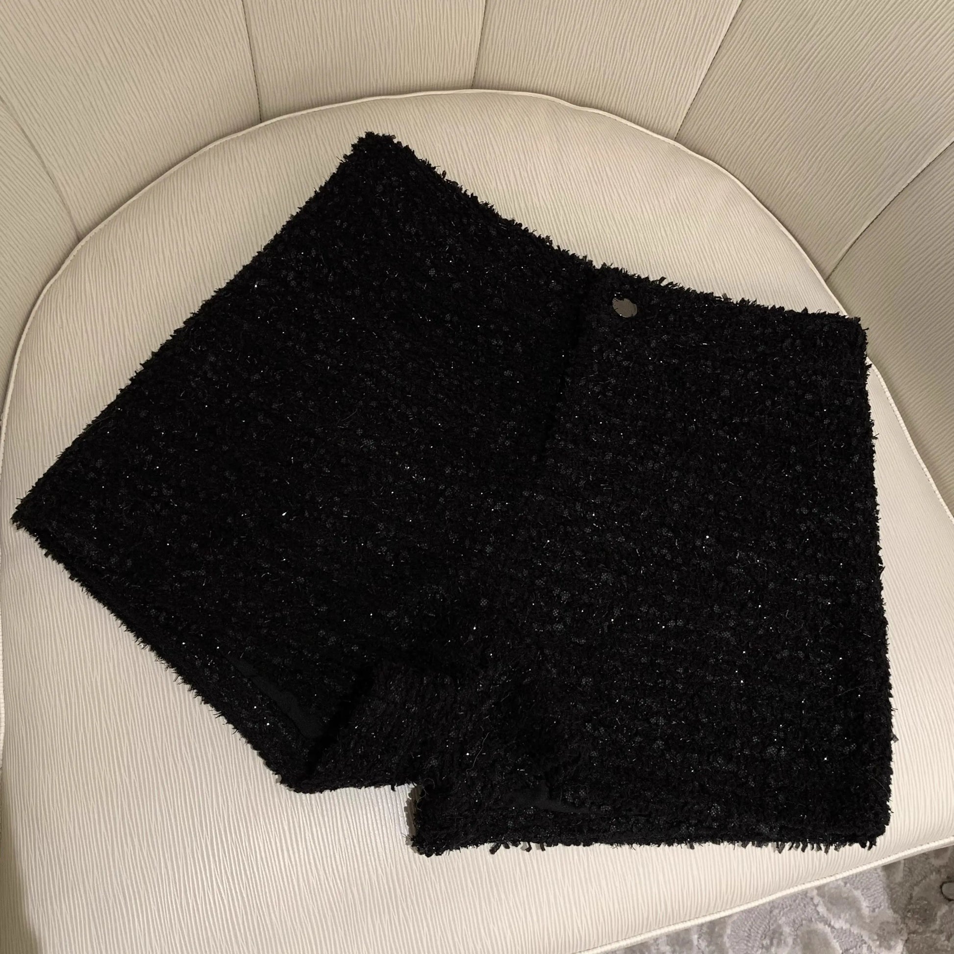 2023 Fall/Winter French Style Tweed Shorts High-Waisted Slimming Boot Shorts for Women Elegant Chic Design Versatile and Unique.