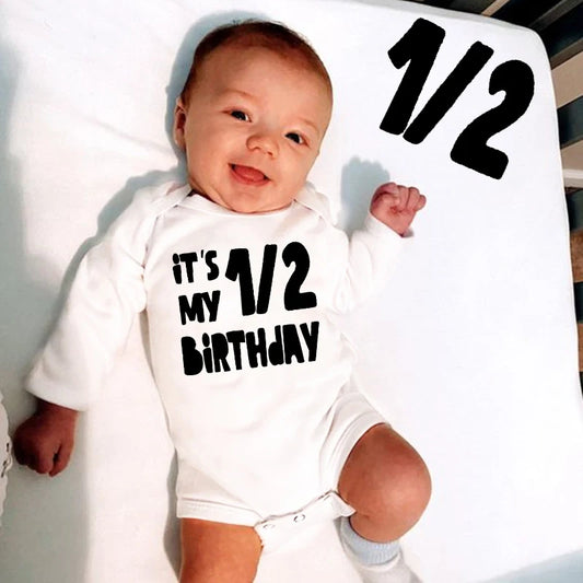 Baby Body Es Ist Mein Halb Geburtstag Briefe Drucken Weiß Kind 1/2 Geburtstag Party Outfit Kleidung Baby Infant Dusche Tragen geschenke.