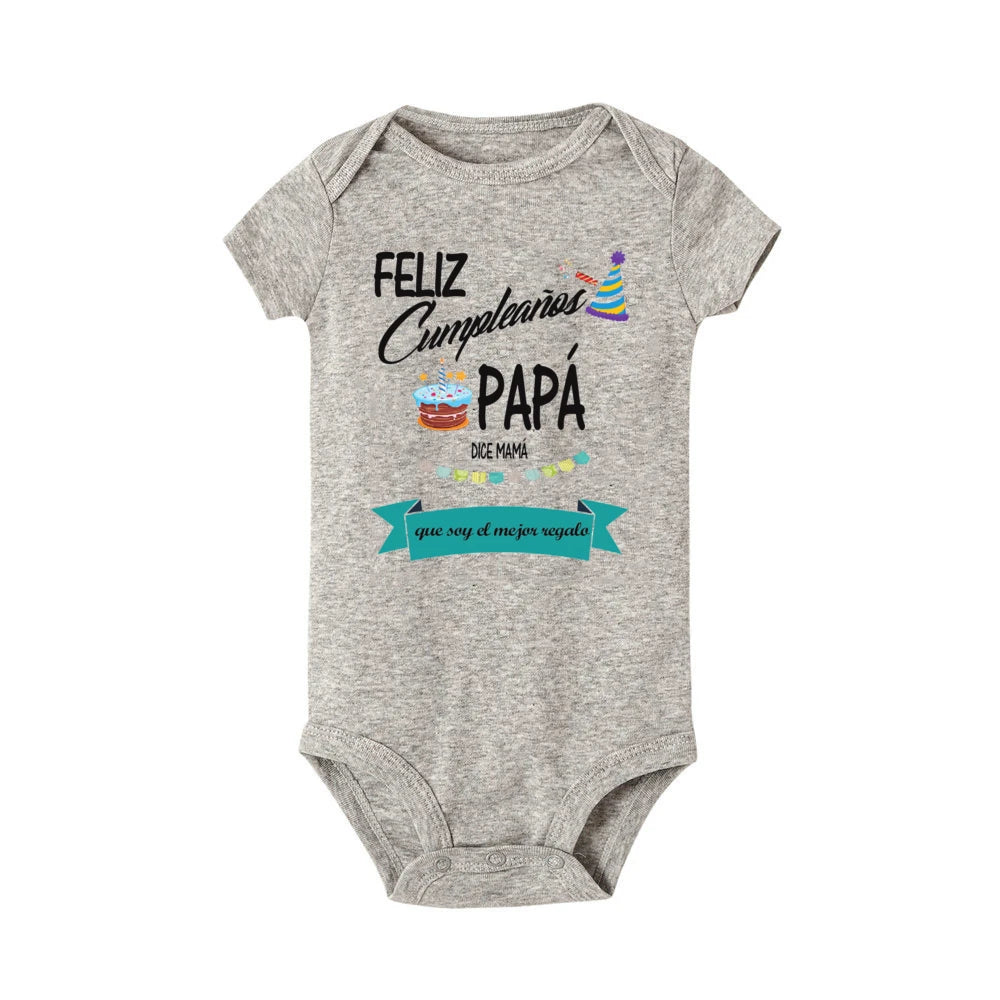 Alles Gute zum Geburtstag, Papa sagt Mama, dass ich das beste Geschenk bin. Baby-Body für Neugeborene, kurzärmeliger Strampler, Papa-Geburtstags-Säuglingsoverall.